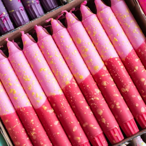 Hovedbilde HÅNDLAGET STEARINLYS – Rosa og Rød med Gul Konfetti ...