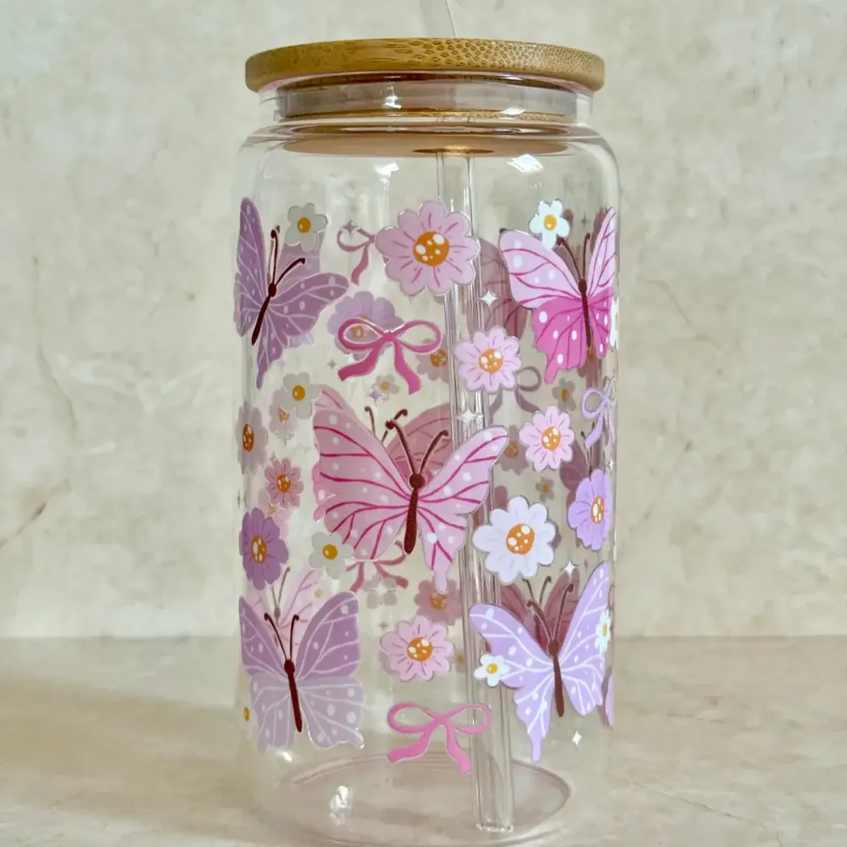 DRIKKEGLASS MED LOKK OG SUGERØR – Rosa Sommerfugler – The Cute Cloud