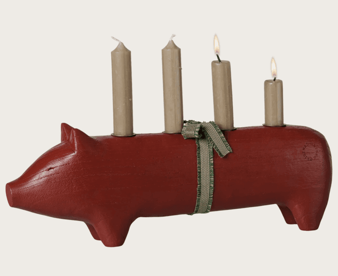 Hovedbilde ADVENTSLYSESTAKE – Stor rød julegris – Maileg