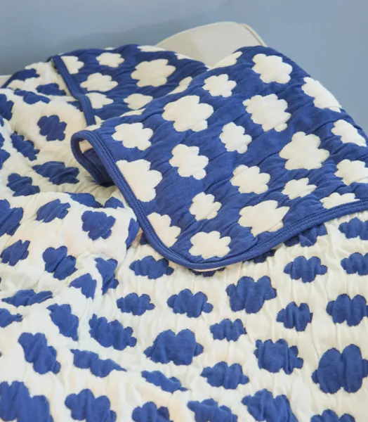 Hovedbilde QUILT TEPPE – Blå med skyer – SMALL – ...