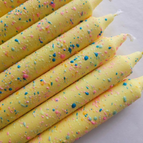 Hovedbilde HÅNDLAGET STEARINLYS – Gul med konfetti – Mrs. ...