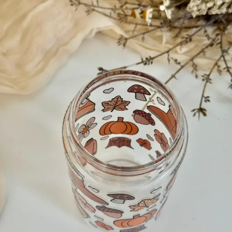DRIKKEGLASS MED LOKK OG SUGERØR – Cozy Autumn Vibes – The Cute Cloud