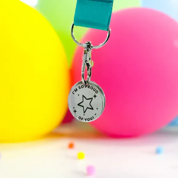 Hovedbilde MEDALJE – Stolt av deg – by Molly & Izzie