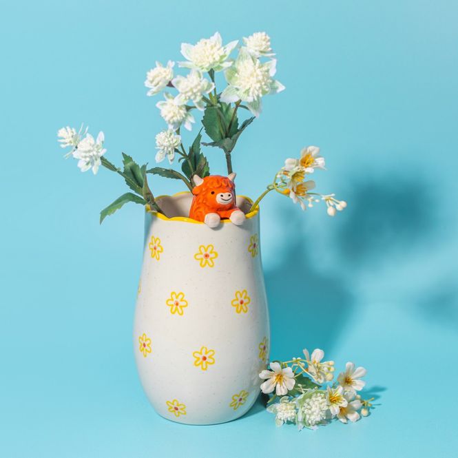 Hovedbilde VASE – Highland cow på kanten – Blomster i gul ...