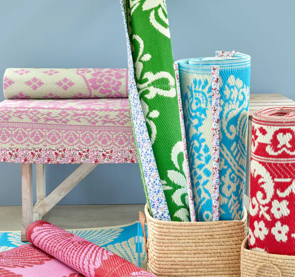 Hovedbilde GULVMATTE – Blå med hvitt mønster og blomsterkant ...