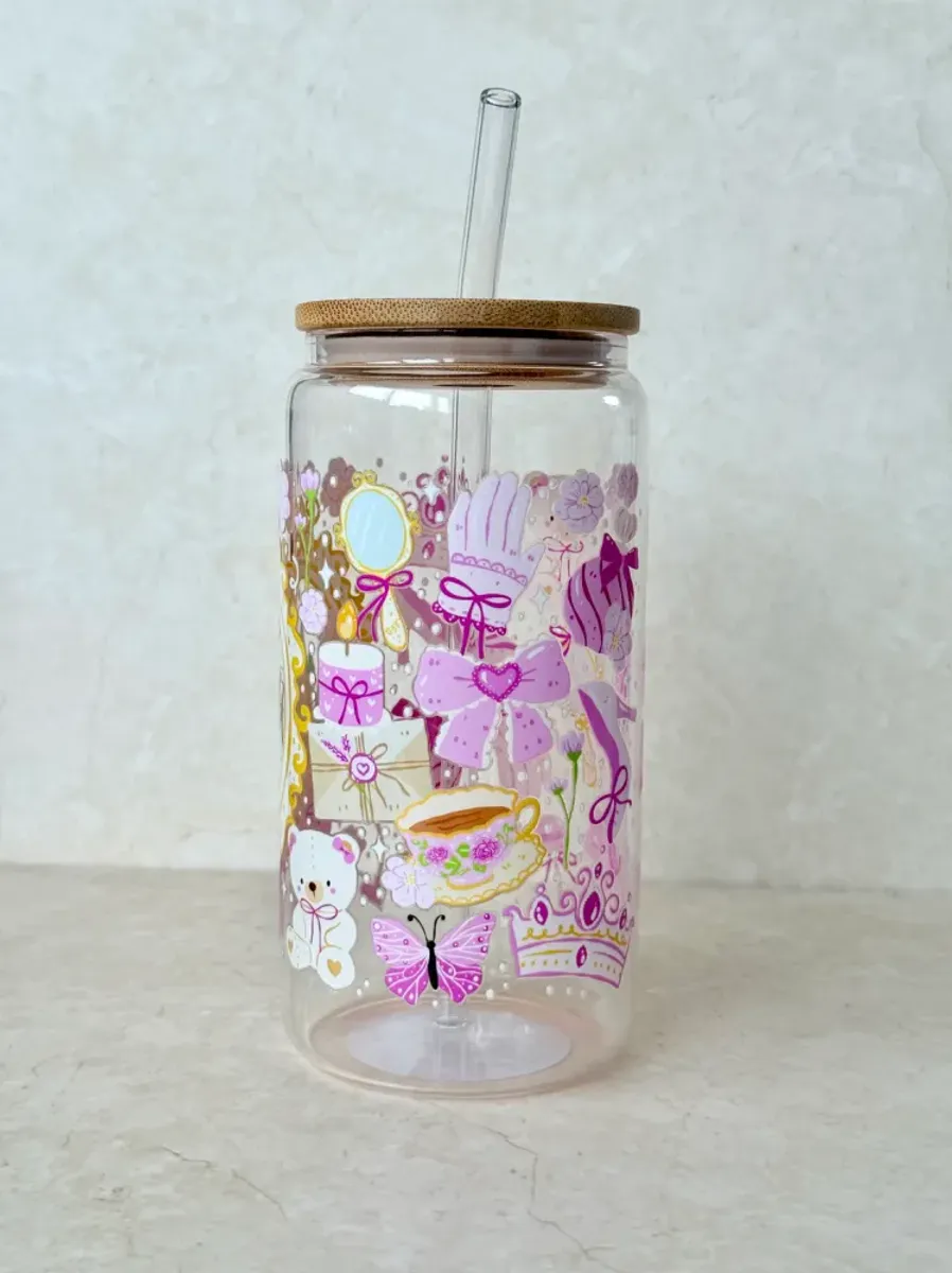 DRIKKEGLASS MED LOKK OG SUGERØR – Prinsesseslott – The Cute Cloud