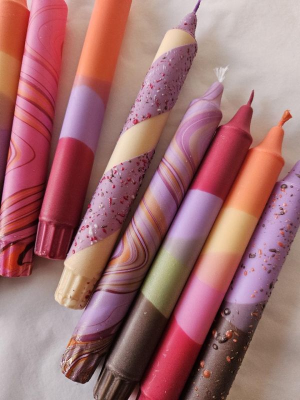HÅNDLAGET STEARINLYS – Konfetti – Lilla brun – Mrs. Miccio