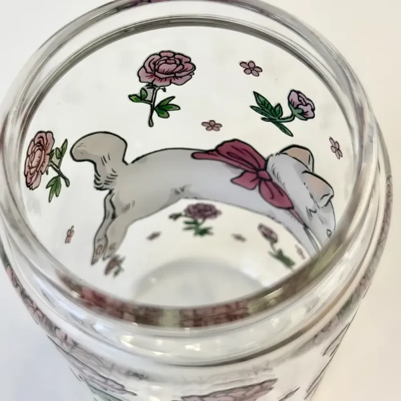 DRIKKEGLASS MED LOKK OG SUGERØR – Katt med sløyfe og roser – The Cute Cloud