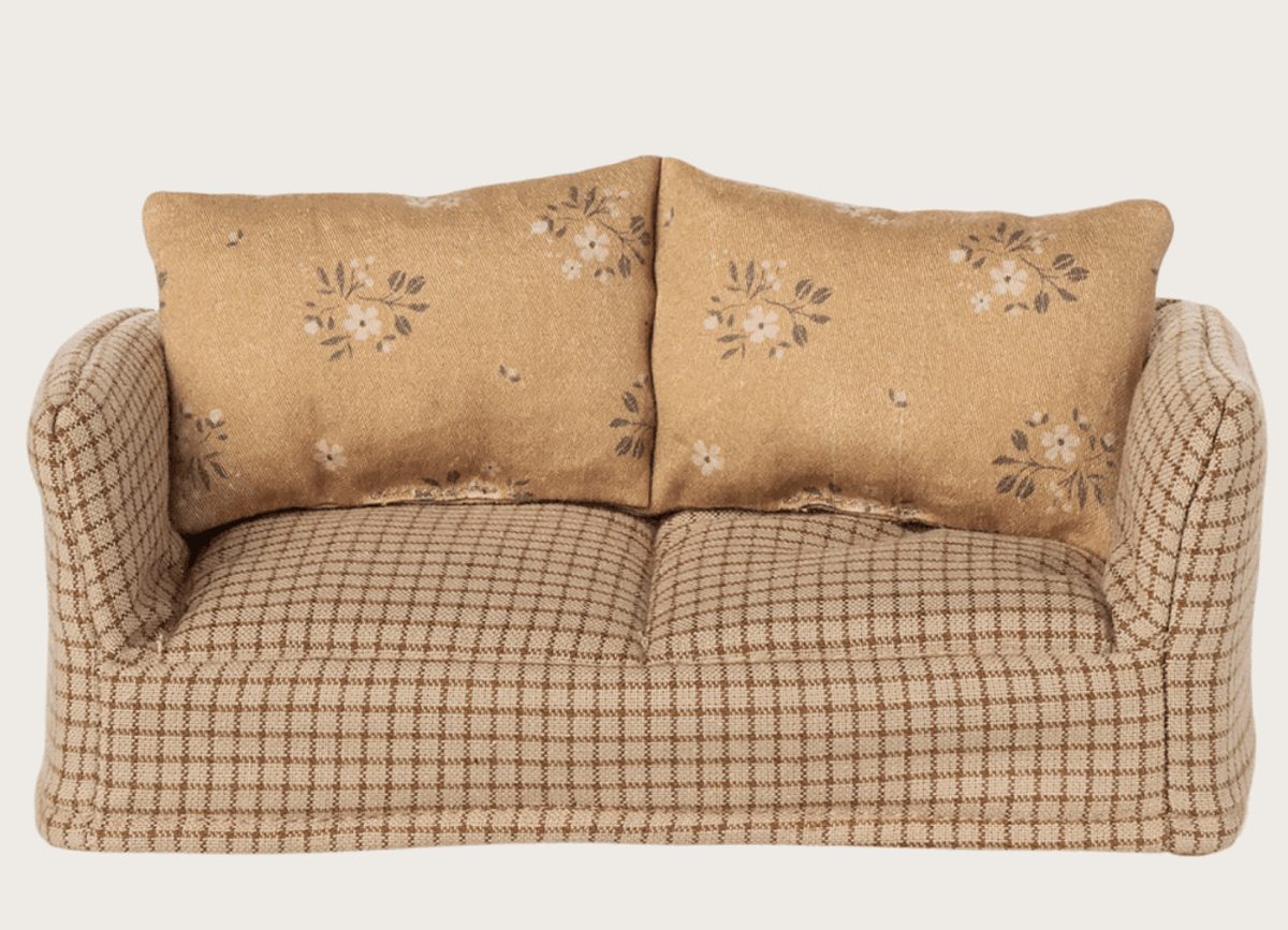 SOFA TIL MUSENE – Rutet med blomstrete puter – Maileg