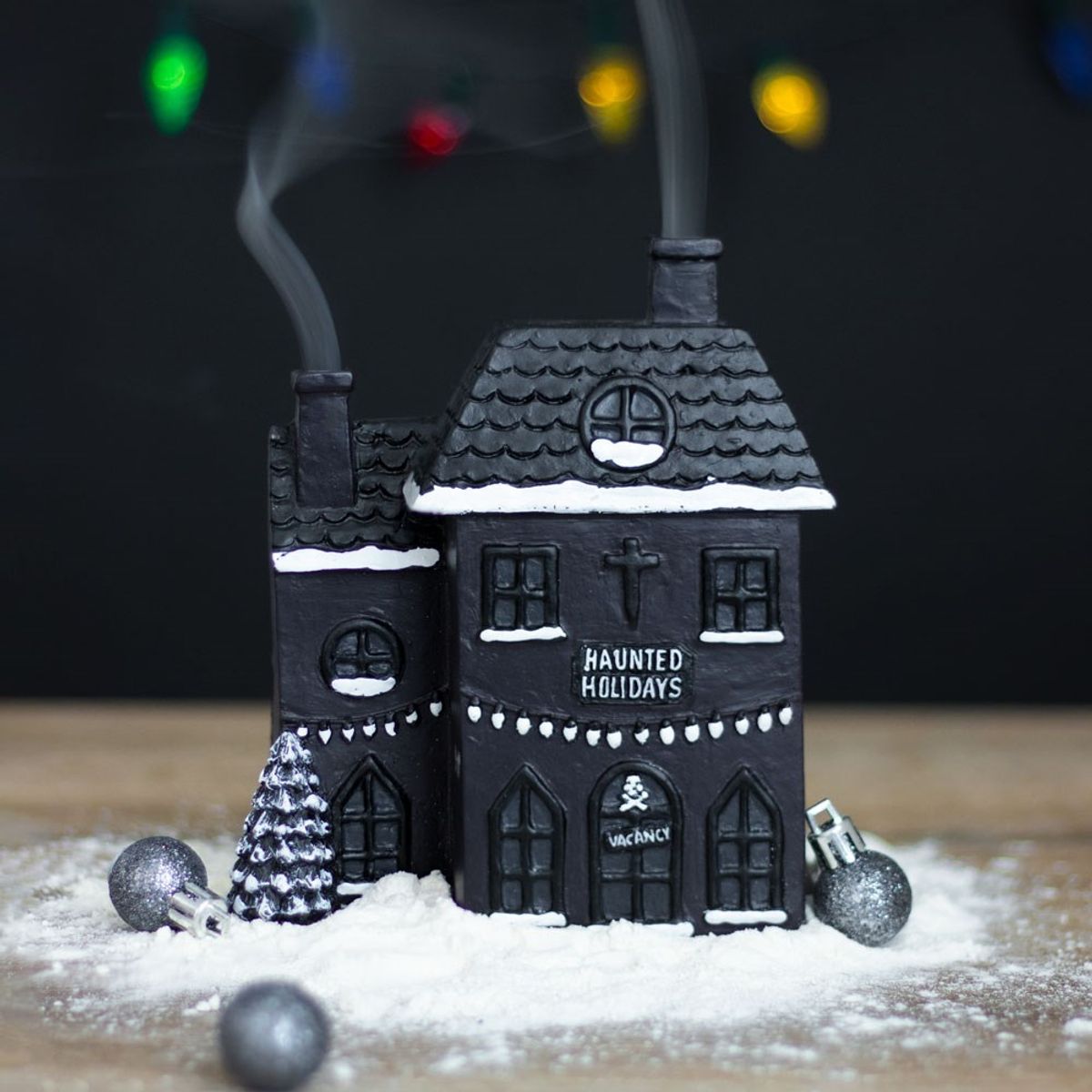 RØKELSESHOLDER – Haunted Holiday House – Something Different