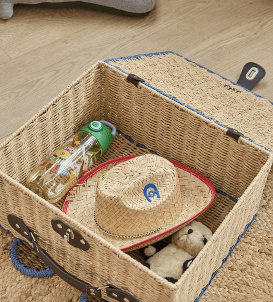 Hovedbilde KOFFERT – Bjørn med blå kant – Rice