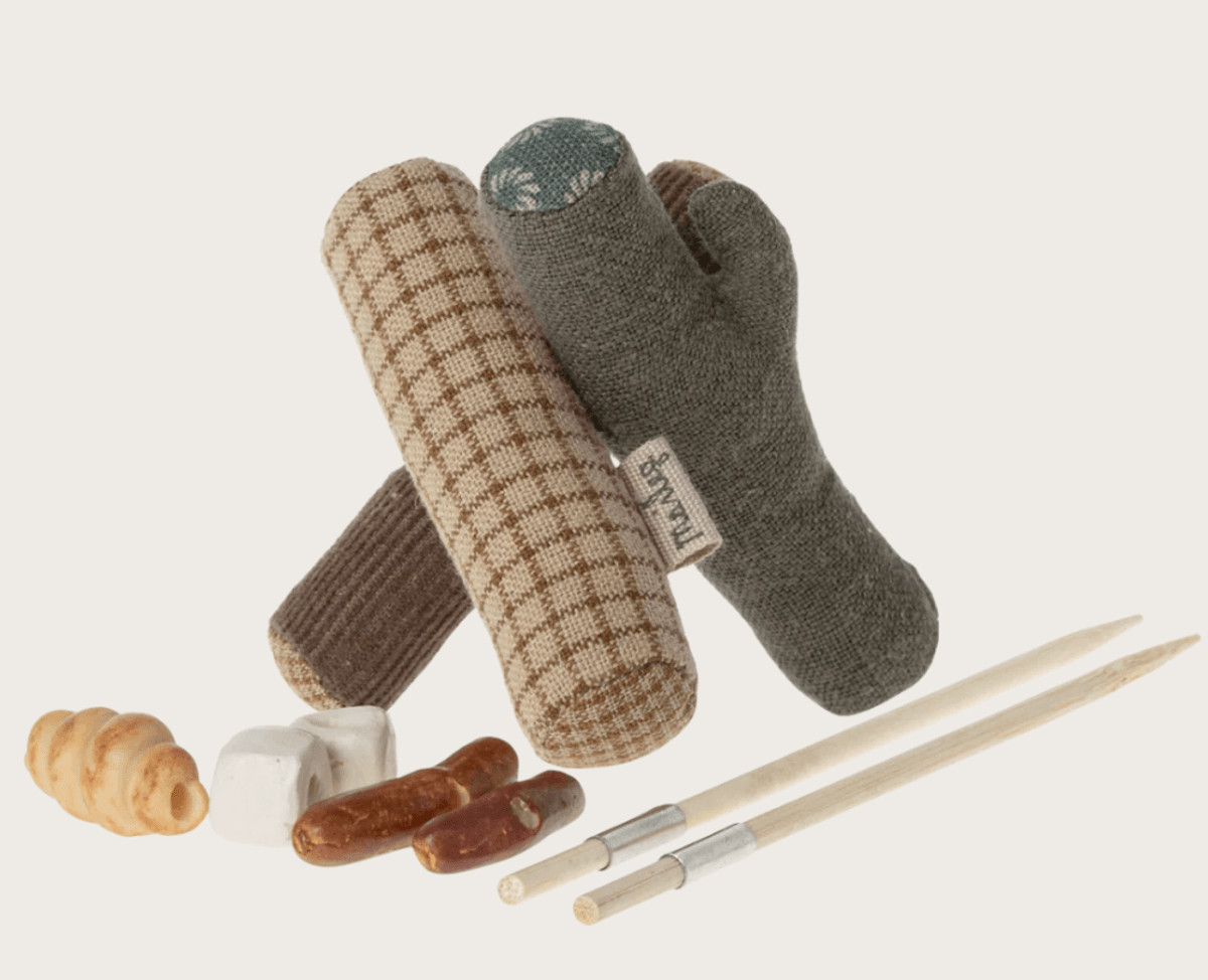 BÅLSETT TIL MUSENE – Med grillpinner og mat – Maileg