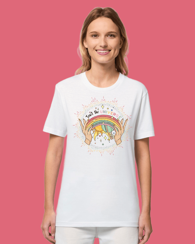 T-SKJORTE – Trust the Universe - Rainbow – Festligetrykk