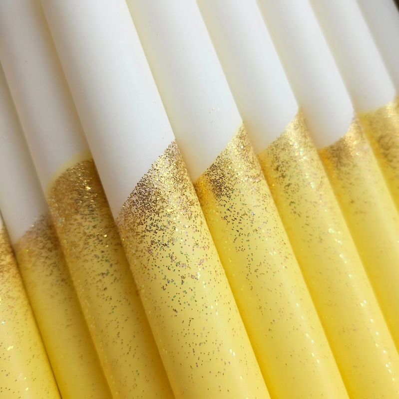 HÅNDLAGET STEARINLYS – Hvitt og gult med gullglitter – Mrs. Miccio