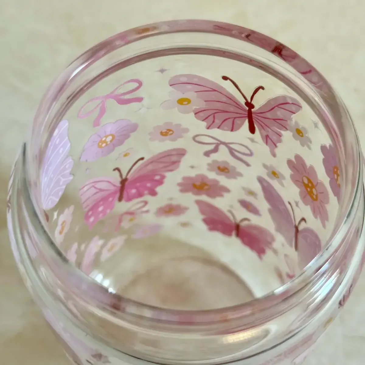 DRIKKEGLASS MED LOKK OG SUGERØR – Rosa Sommerfugler – The Cute Cloud