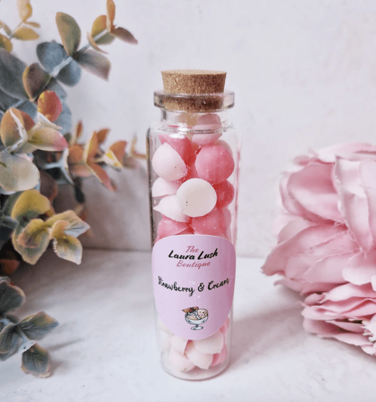 DUFTVOKS I LITEN GLASSKRUKKE – Strawberry & Cream – Lara Lush