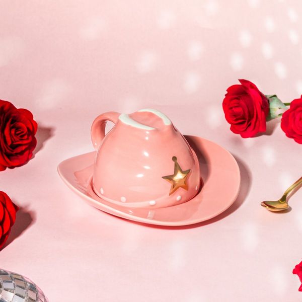 Hovedbilde KOPP MED SKÅL – Rosa cowboyhatt – Sass & Belle