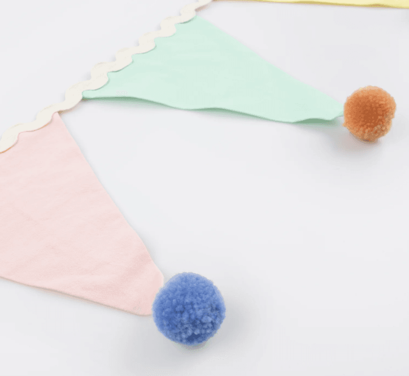 GIRLANDER – Pastell med pompom-vimpler – Meri Meri